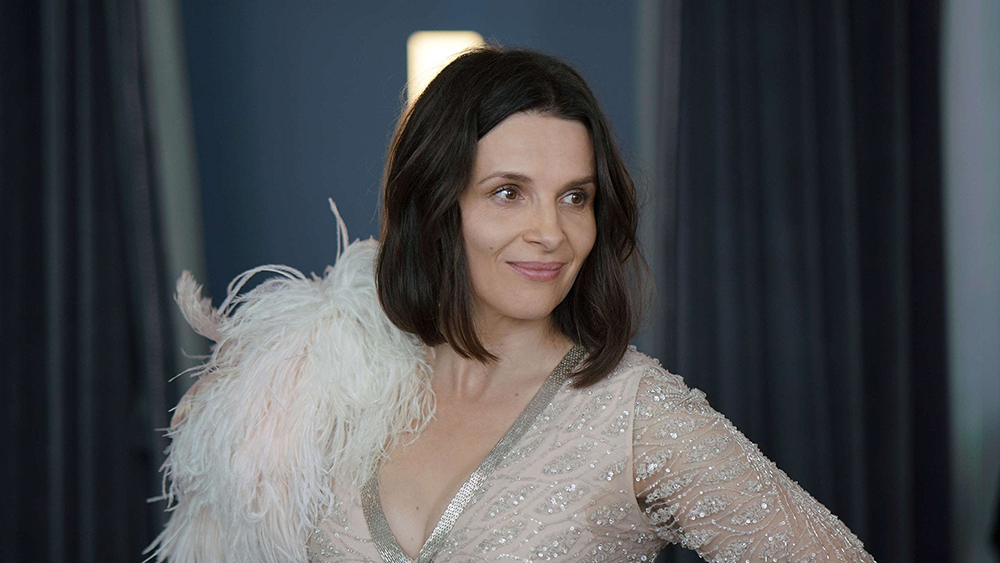 Juliette Binoche i Ring min agent! Bild: Netflix.