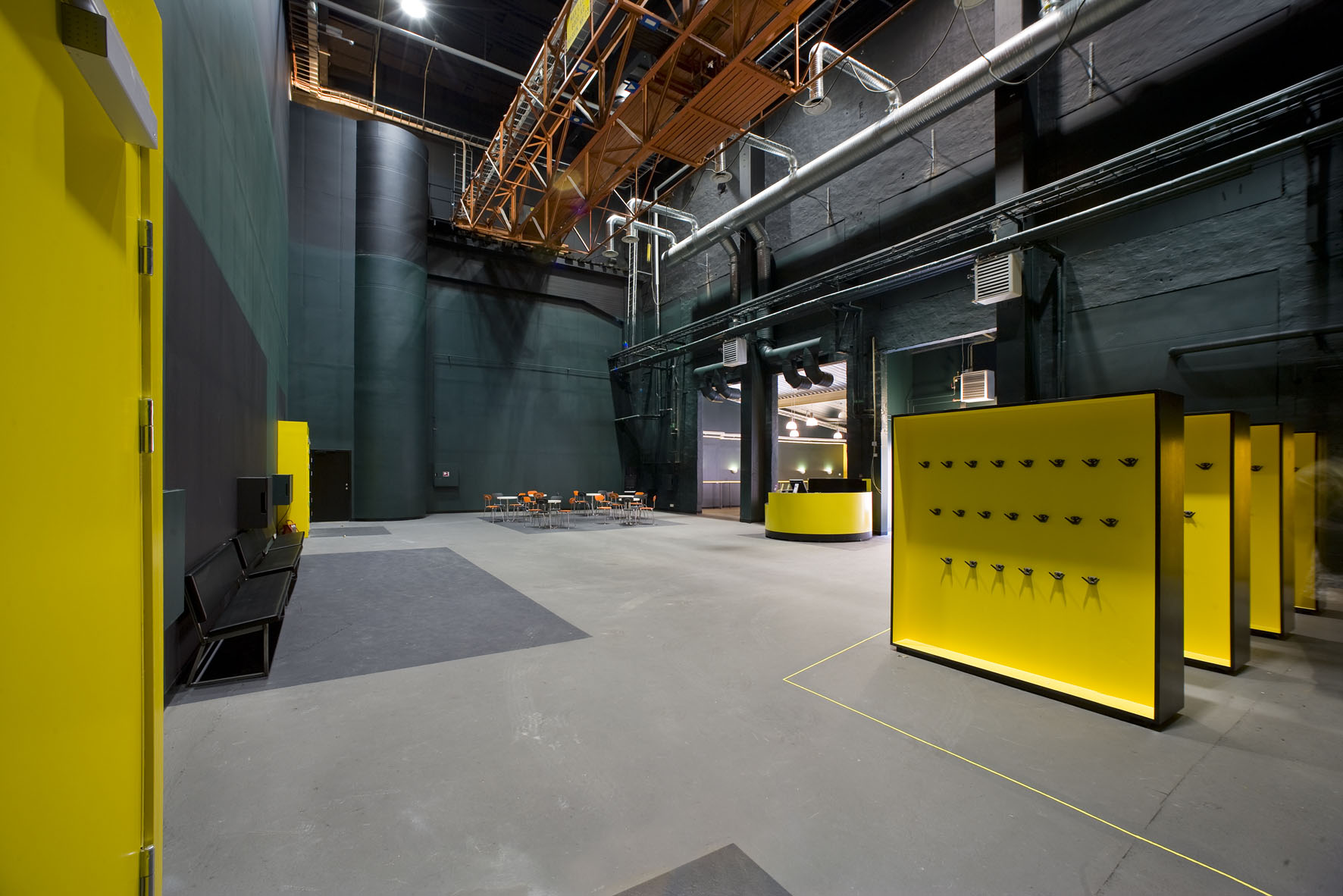 Bild på foajé. Jämnt underlag med kontrastmarkeringar.