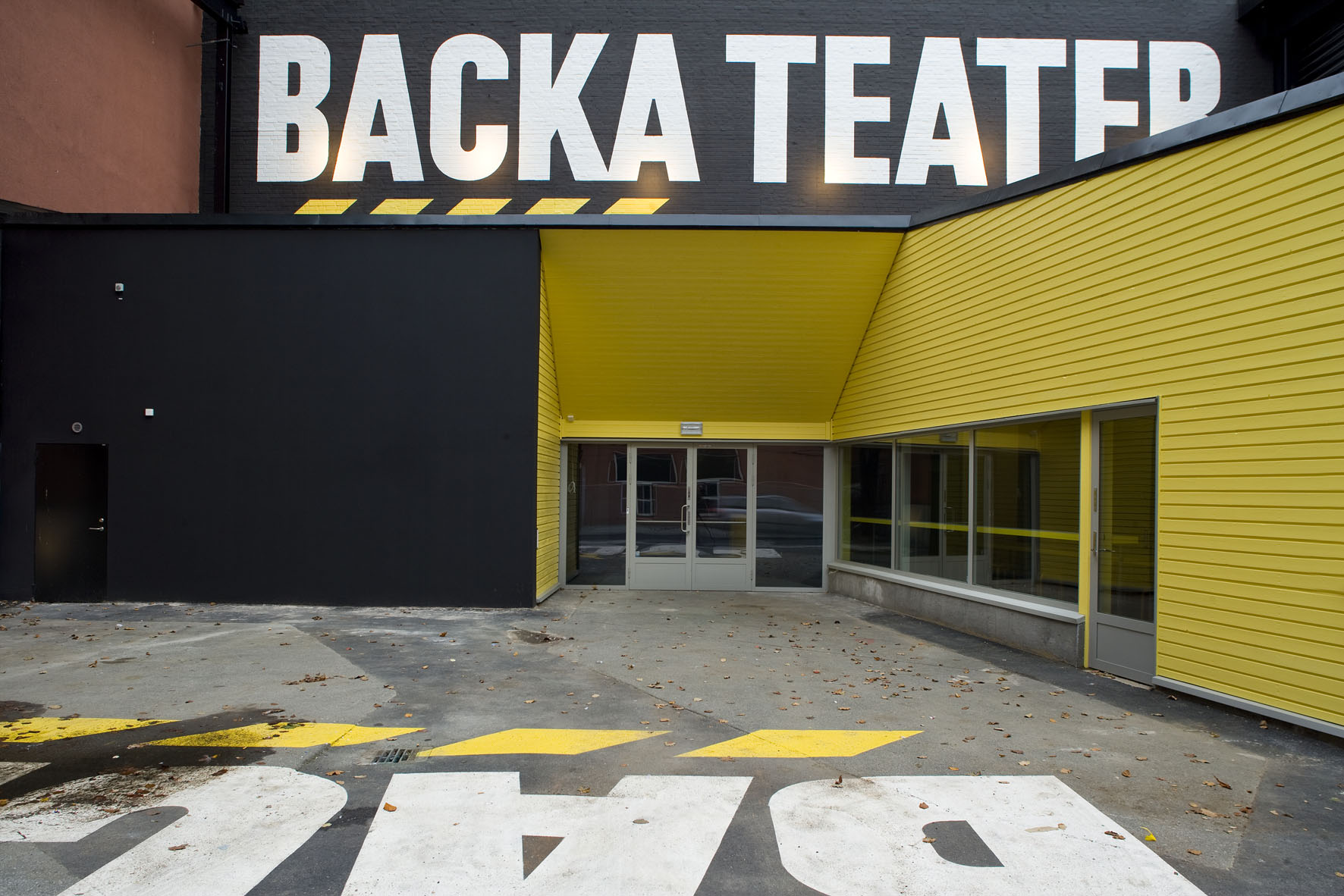 Bild på entré. Dörröppningens fria bredd är 89 cm.