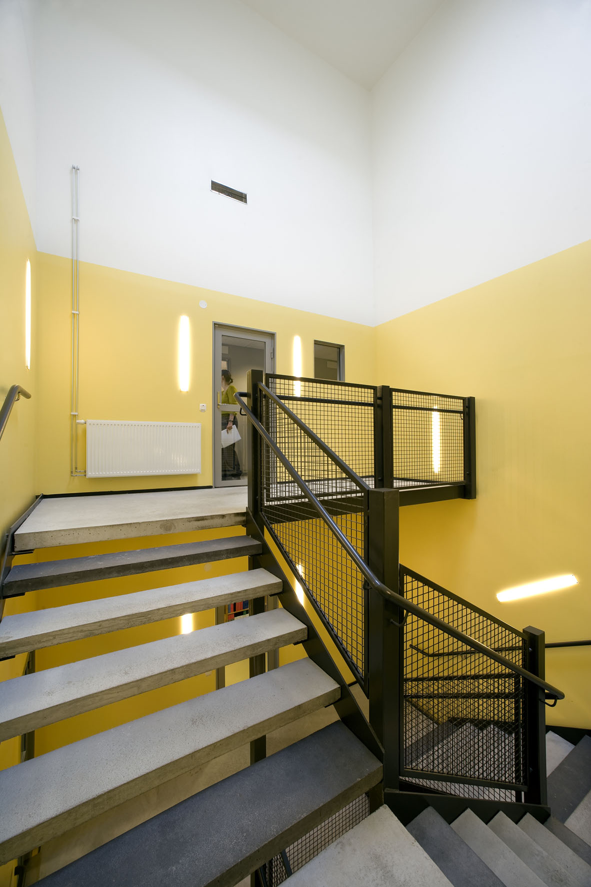 Bild på trapphus i personaldel. Kontrastmarkeringar finns.