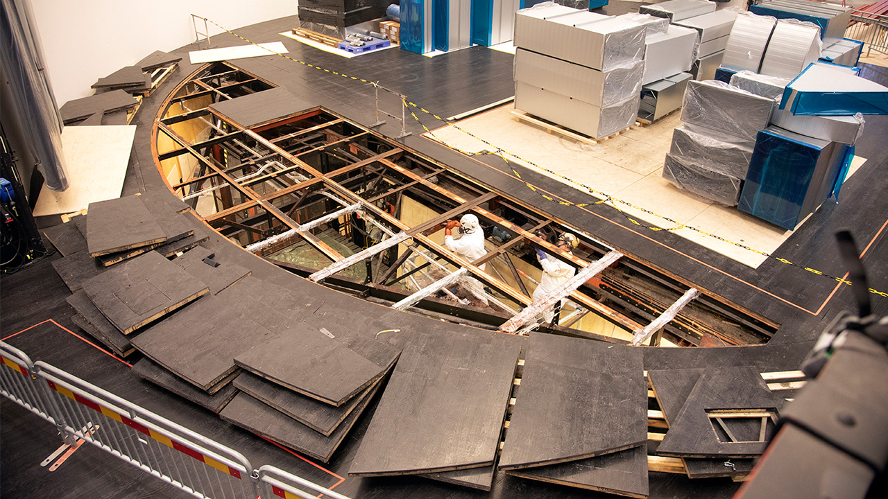 Vridscenen p&aring; Stora Scen d&auml;r arbete p&aring;g&aring;r med att f&ouml;rst&auml;rka scengolvet.