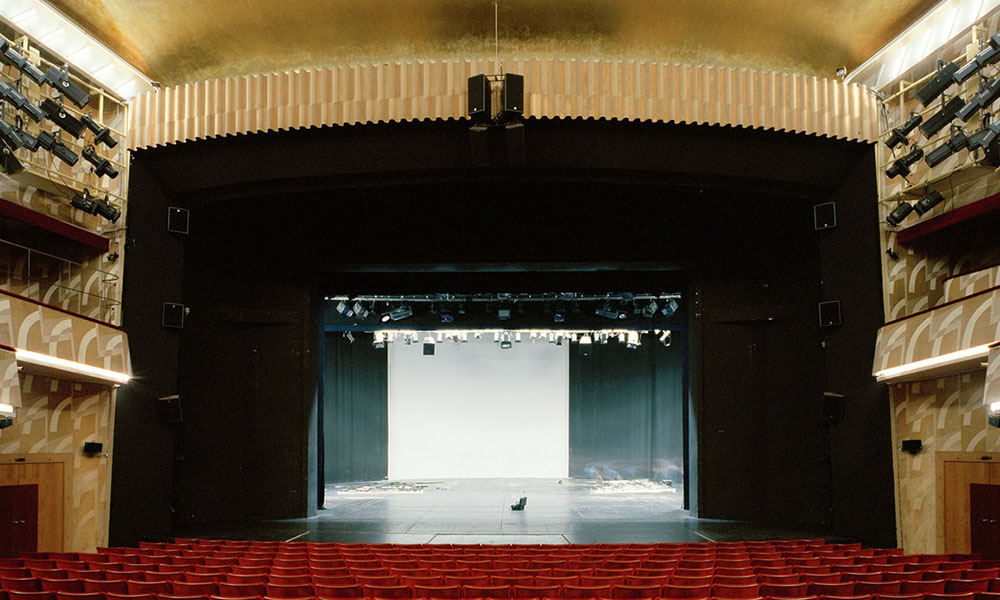 Stora Scen innan de byggdes om. Här syns den gamla gula tapeten som numera är täckt. Foto Hans Wretling.