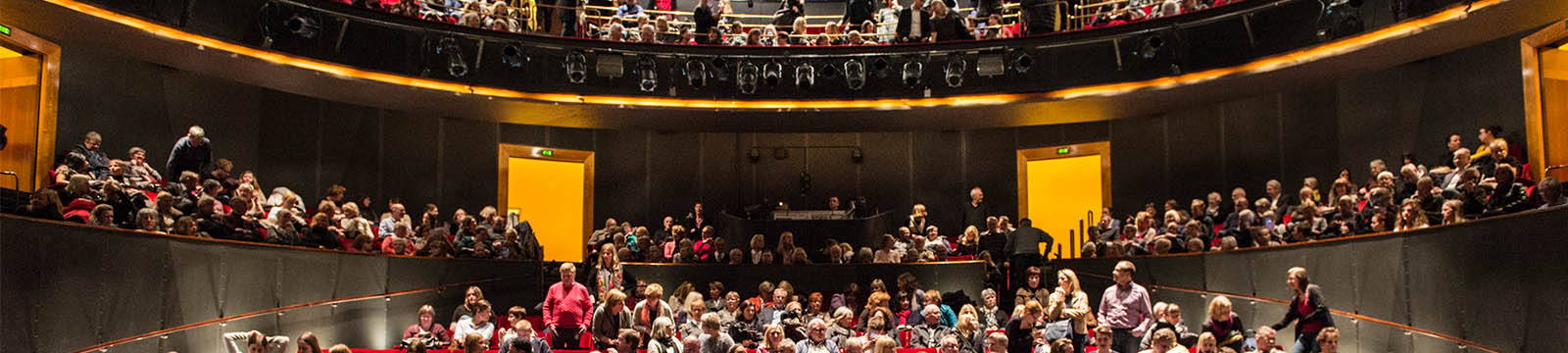 Salongen fylls med publik