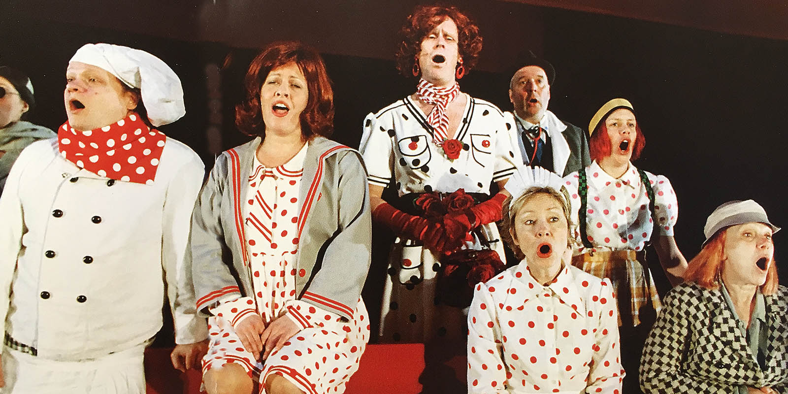 Föreställningsbild från Göta Hund - en revy med ord lånade från Hasse och Tage