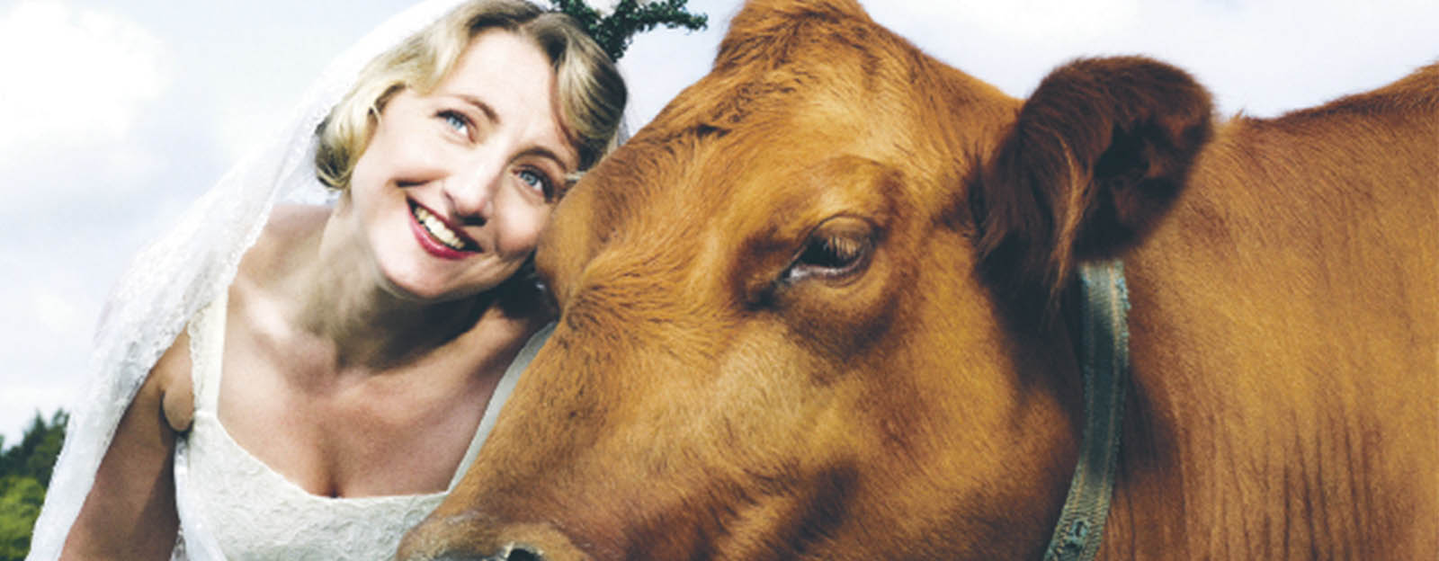 Mirja Burlin och en kossa