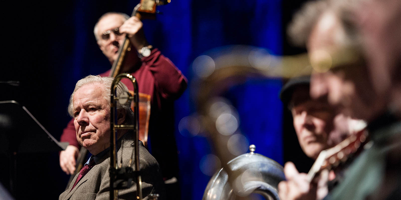 Sven Wollter (Anders Blad på kontrabas, Bo Stenholm på gitarr, Daniel Ekborg på trumpet, Stefan Sandberg på saxofon)