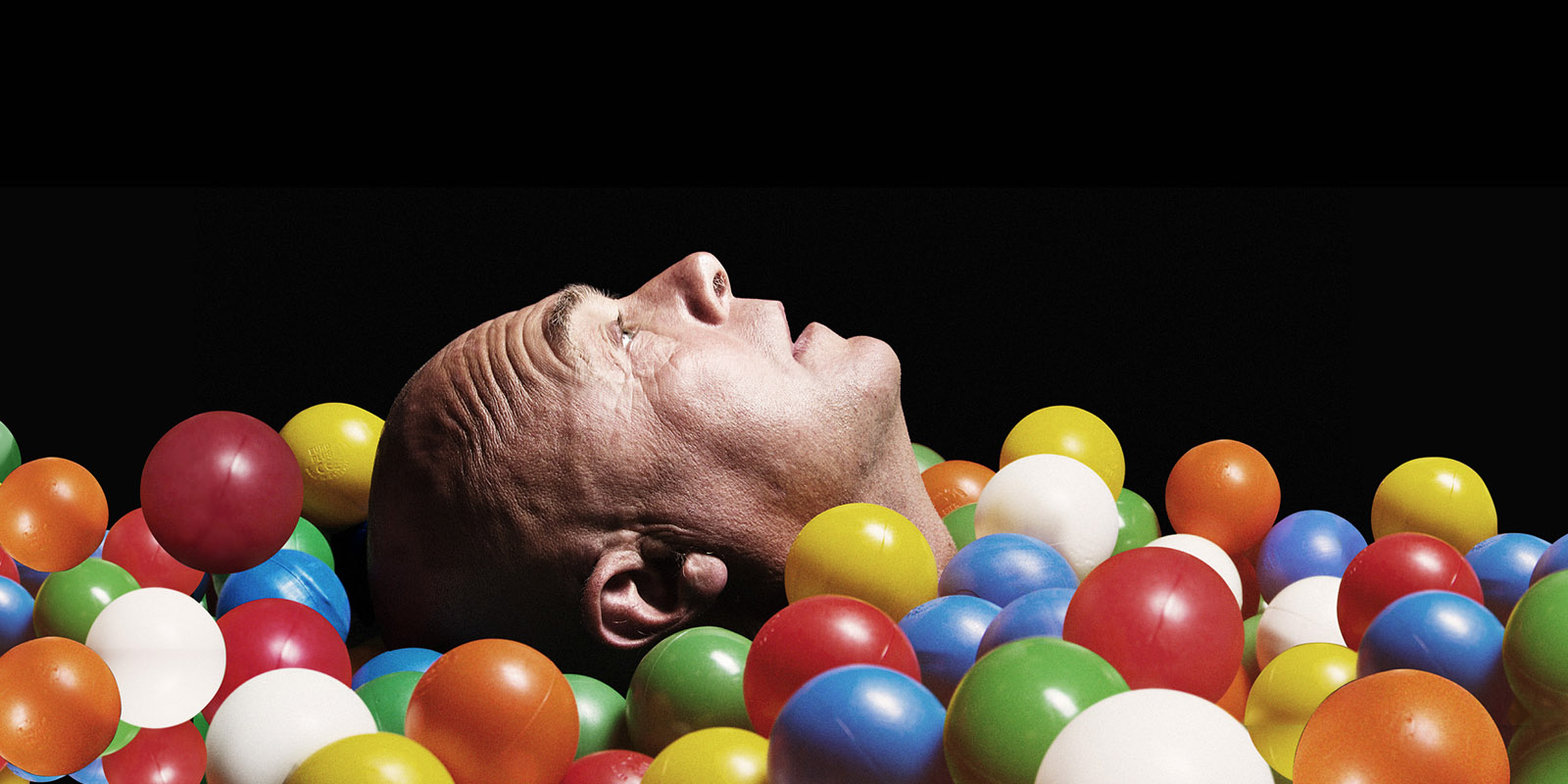 affischbild Fadren: Johan Karlbergs huvud syns i ett bollhav