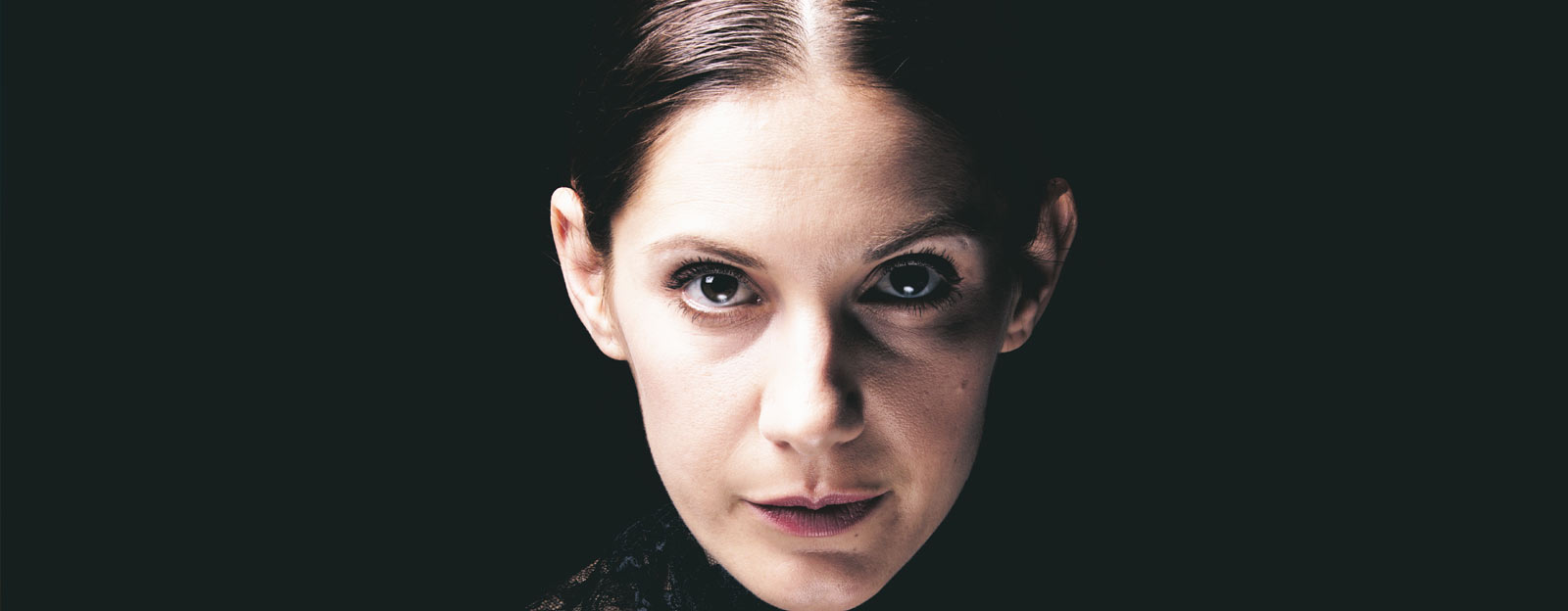 Affischbild Hedda Gabler: Nina Zanjani ses på bilden.