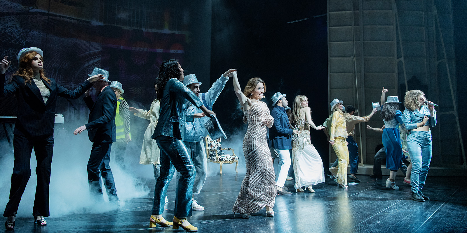 På scen i Alexandras odyssé: Skådespelare: Kim Theodoridou Bergquist, Erik Hedberg, Carina M Johansson, Johan Karlberg, Alexandra Pascalidou, Magdi Saleh, Melina Tranulis. Musiker Emil Blommé, Kristina Issa. Statister Hussein al Saidan, Cecilia Bejarano, Nawar Hermez, Ali Jalal, Rasha Khoury, Viana Mikkelsen, Katerina Pavlou Marcus Standoft, Julia Stenelius