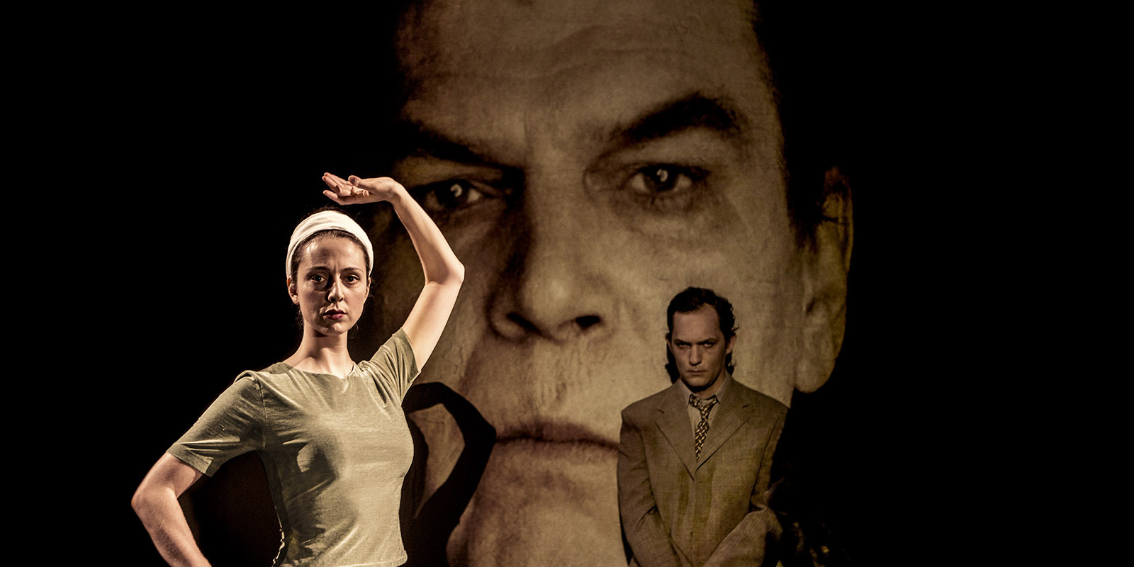 kampanjbild Europas kniv: Kim Theodoridou Bergquist och Rasmus Lindgren  och i fonden en Jakob Eklund på filmduk.