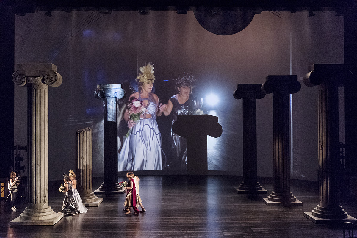 ensemble i storslagen scen 