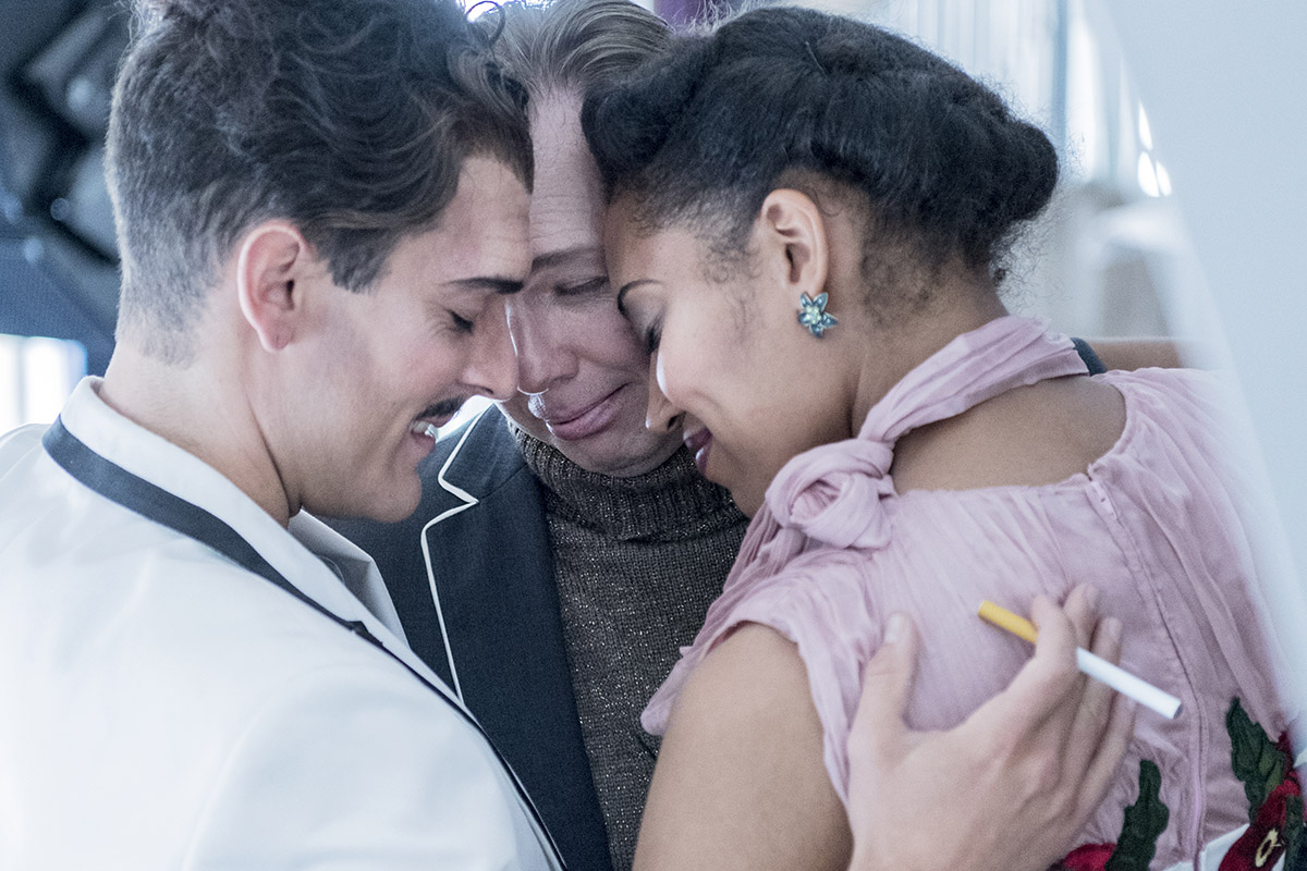 Jesper Söderblom, Jennifer Amaka Pettersson och Fredrik Evers i kram