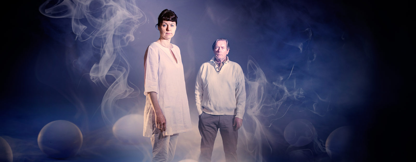 Kampanjbild för Skymningsrök. På bilden ses Victoria Olmarker och Dag Malmberg 