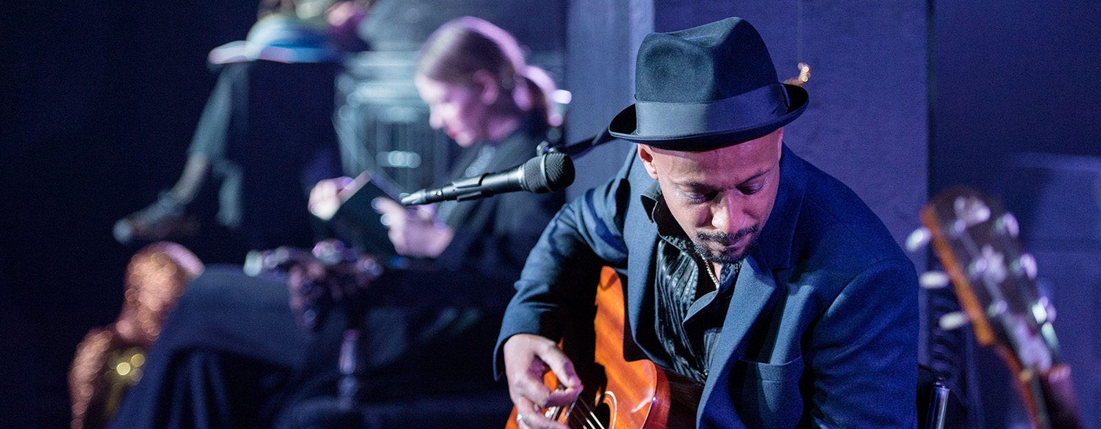 I förgrunden Daniel Lemma, i bakgrunden Marie Delleskog, Mia ErikssonFöreställningsfoto från Stjärnornas tröst