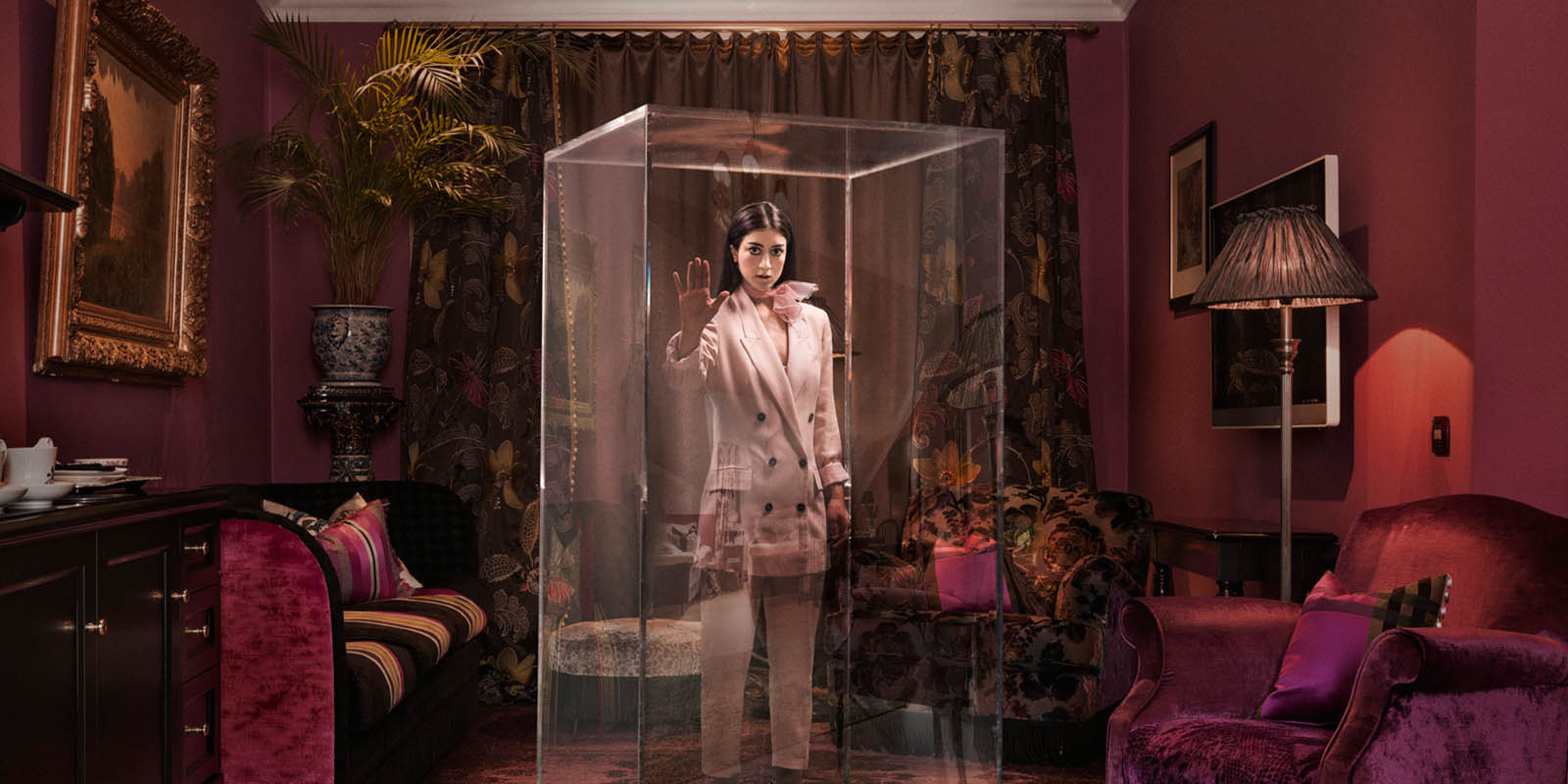 Kampanjbild Ett dockhem. På bilden ses Gizem Erdogan inglasad i ett exklusivt möblerat rum.