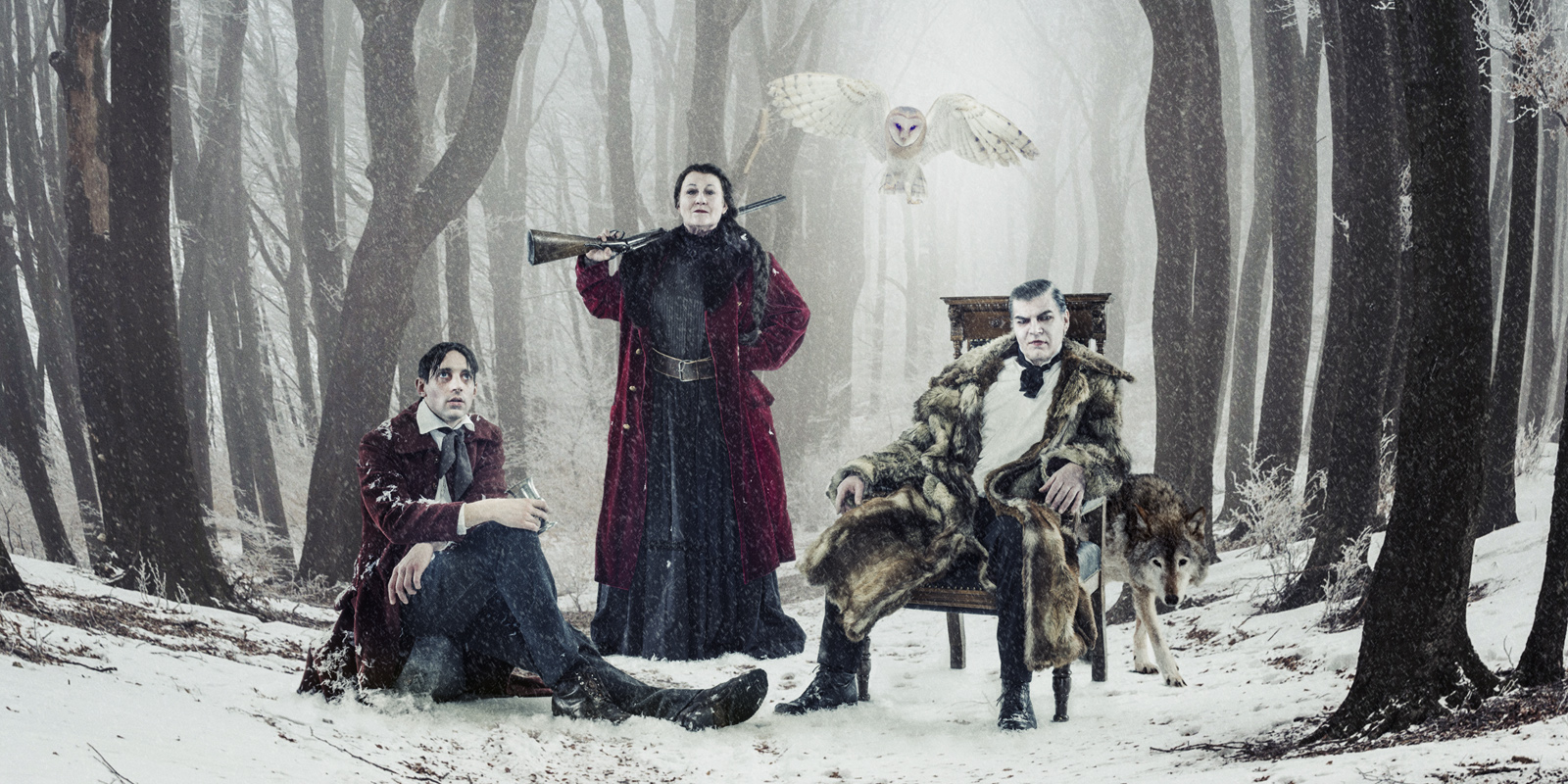 Kampanjbild till Gösta Berlings saga. I ett snöig skog ses Adam Lundgren )Gösta), Anna Bjelkerud  (Majorskan) och Jakob Eklund (Sintram).