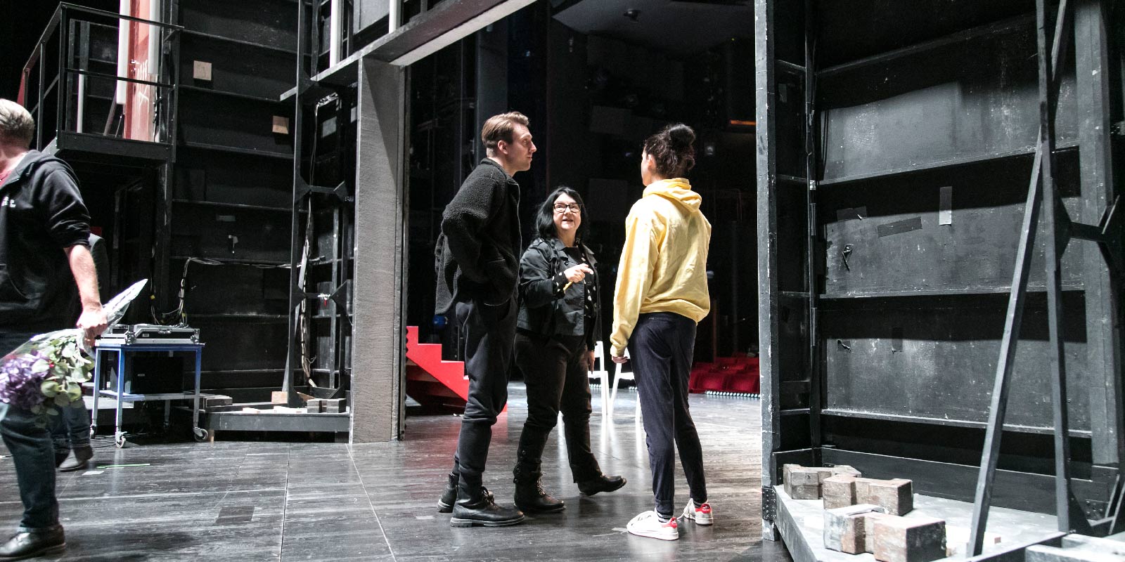 Hilda Hellwig mellan skådespelarna  Fredrik Lundin och Melina Tranulis Foto Jonas Kundig tagen under repetition av Lärda kvinnor