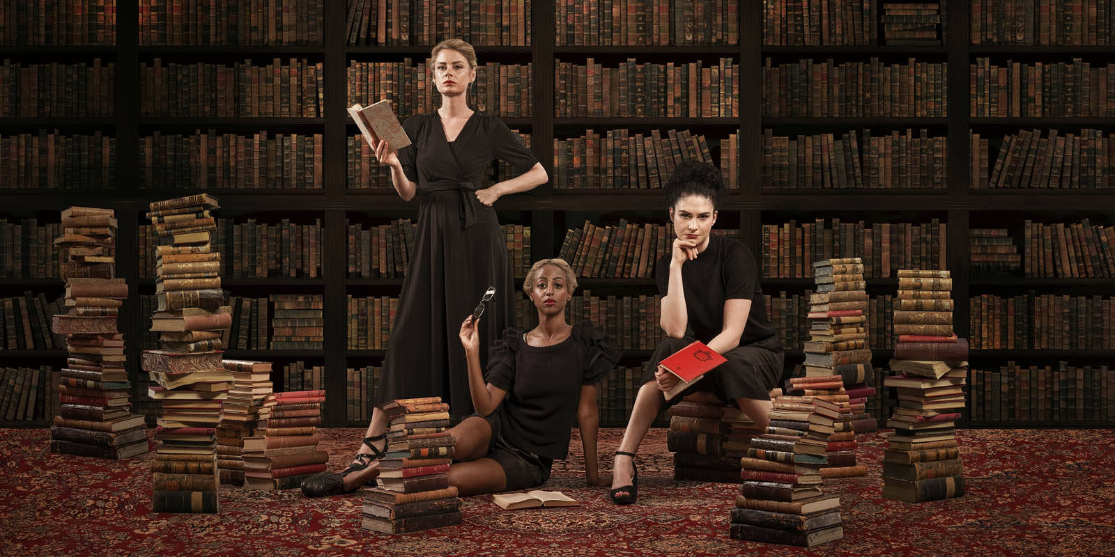  Alexandra Nordberg, Hannah Alem Davidson och Melina Tranulis omgiven av boktravar