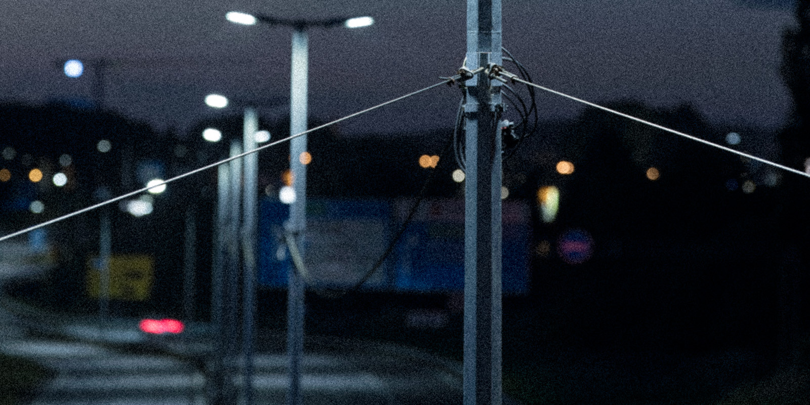 En vägsträcka nattetid med vägbelysning.