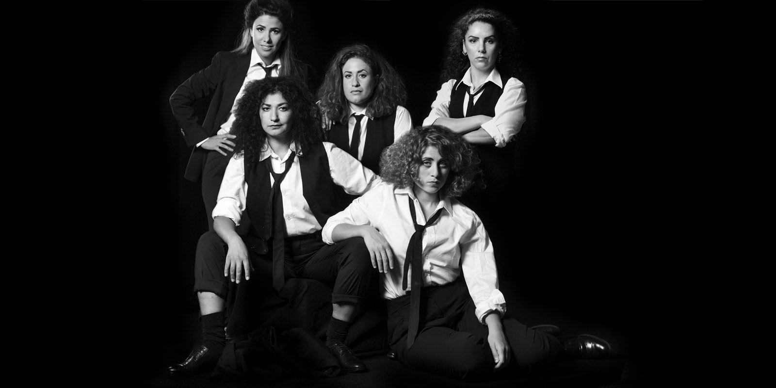 Angelica Radvolt, Sara Zommorodi, Oldoz Javidi, Bahareh Razekh Ahmadi, Kristina Issa i svarta kostymbyxor och vita skjortor. Foto: Ines Sebalj (foto Oldoz Javidi: Jonas Jörneberg) 