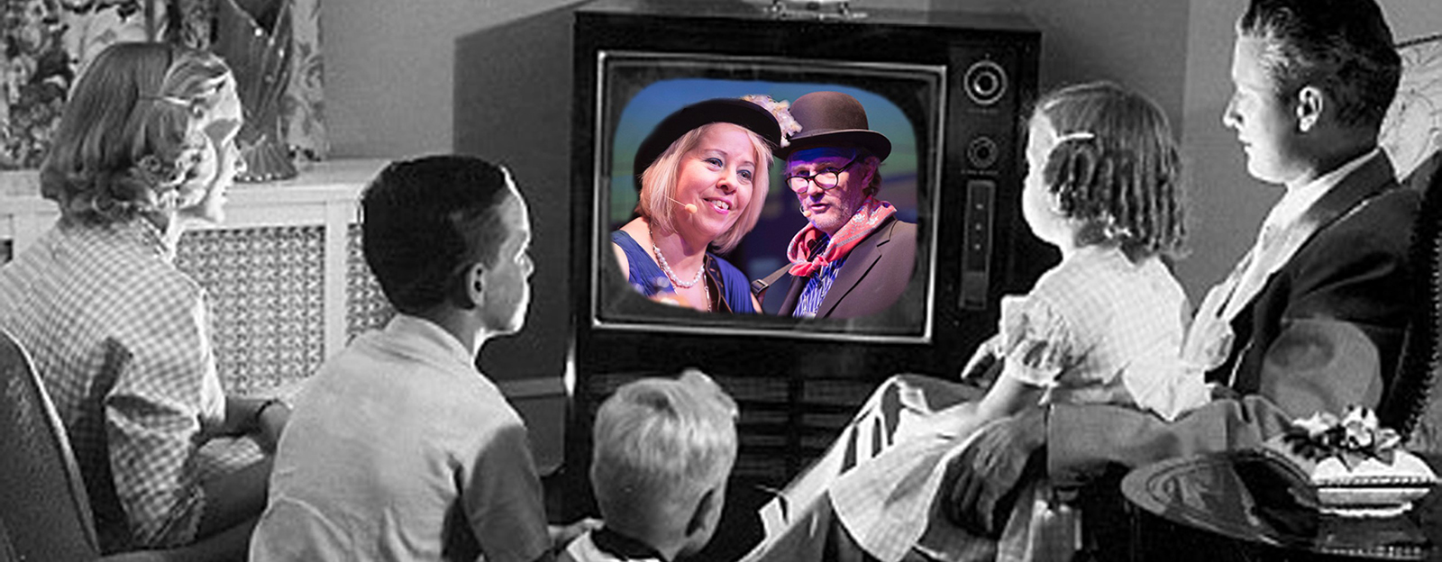 Svartvit bild från femtiotalet där en familj ser på teve. I teverutan syns färgbild på  Ingmari Dalin och Harald Treutiger.