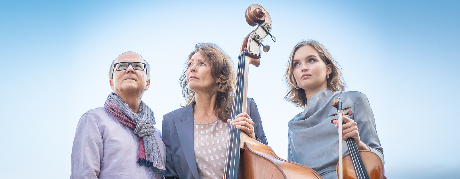 Dan Evmark (piano/keyboard), , Margaretha Evmark (sång/kontrabas), Amelie Evmark (violin).