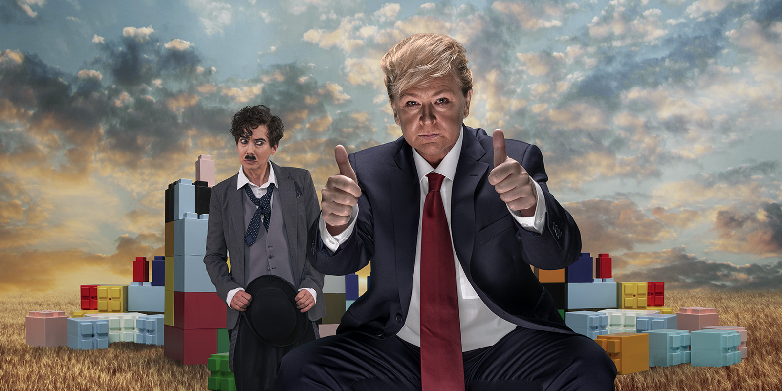 Till vänster ses Ika Nord klädd likt Charlie Chaplin och till vänster ses Lisa Lindgren med "Donald Trump"-mask