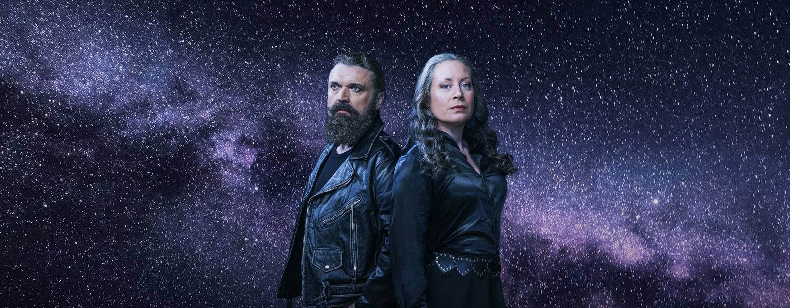 Hans-Erik Dyvik Husby och Karolina Andersson står framför en stjärnhimmel