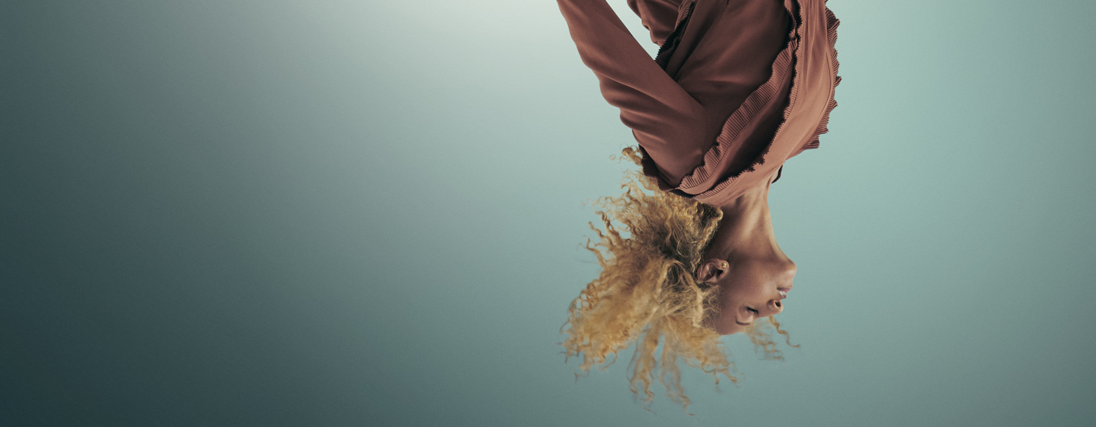  Hannah Alem Davidson svävar upp och ner