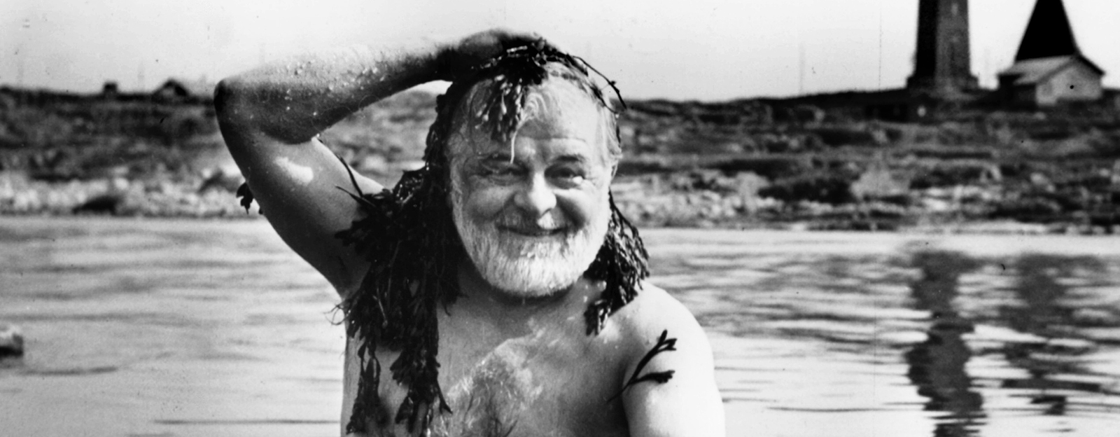 Evert Taube kommer upp ur havet med tång på huvudet