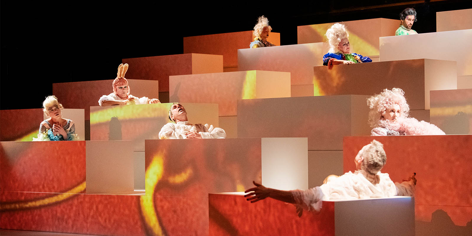 Skådespelarna i Mordet på Marat sittandes i badkar